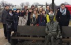 Austauschgruppe im Park beim Centrum Dialogu hinter dem Denkmal für Jan Karski
